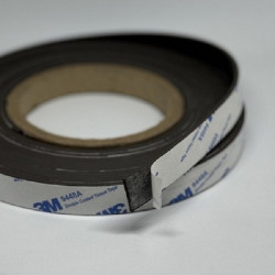 Selbstklebendes Magnetband...