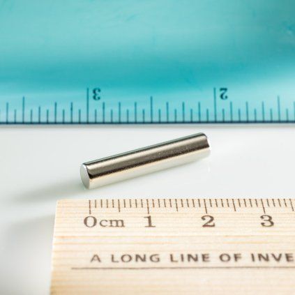 Vernickelter Neodym-Stabmagnet mit 5 mm Durchmesser und 25 mm Länge
