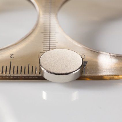 Vernickelter Neodym-Zylindermagnet mit 12 mm Durchmesser und 3 mm Höhe