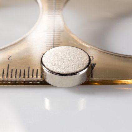 Vernickelter Neodym-Zylindermagnet mit 12 mm Durchmesser und 4 mm Höhe