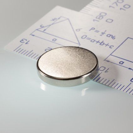 Vernickelter Neodym-Zylindermagnet mit 18 mm Durchmesser und 3 mm Höhe