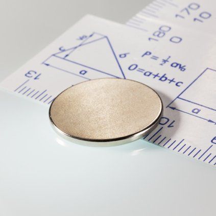 Flacher vernickelter Neodym-Magnet mit 20 mm Durchmesser und 1,5 mm Höhe
