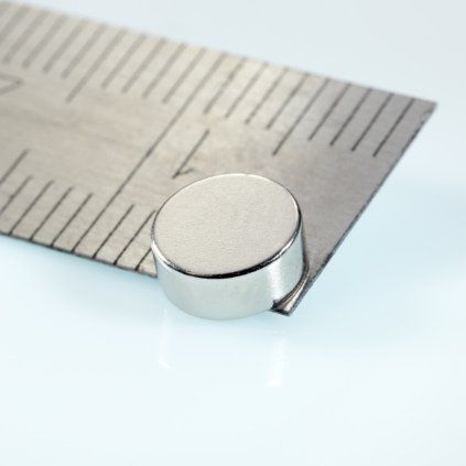 Diametral magnetisierter Neodym-Zylinder mit 6 mm Durchmesser und 2,5 mm Höhe