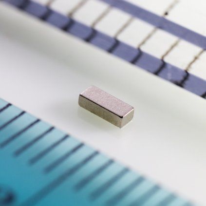Vernickelter Neodym-Quadermagnet 3 × 1,2 × 0,8 mm