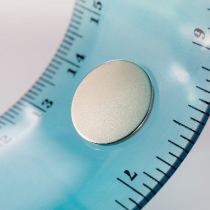 Dünner vernickelter Neodym-Scheibenmagnet mit 15 mm Durchmesser und 1 mm Höhe
