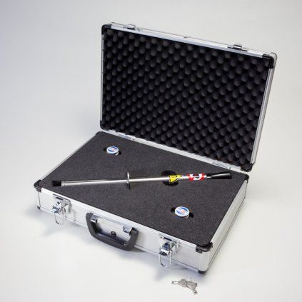 Magnetischer Prüfstab mit etwa 30 mm Durchmesser im Schutzkoffer