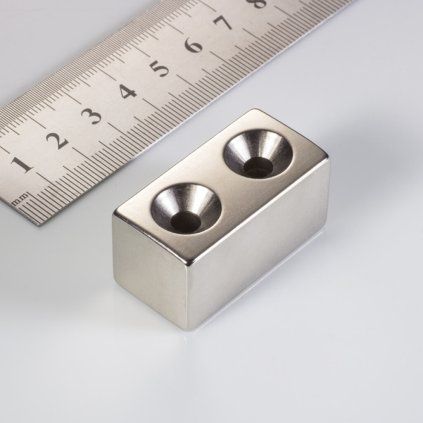 Neodym-Sondermagnet 40 × 20 × 20 mm mit zwei Senkbohrungen
