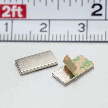 Set aus zwei entgegengesetzt ausgerichteten selbstklebenden Neodym-Magneten 10 × 5 × 1 mm