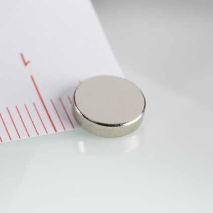 Vernickelter Neodym-Zylindermagnet mit 8 mm Durchmesser und 2 mm Höhe