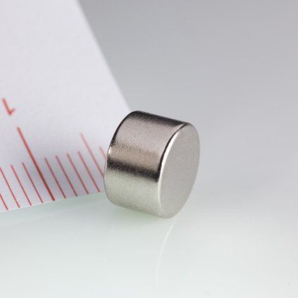 Vernickelter Neodym-Magnet mit 8 mm Durchmesser und 5 mm Höhe in Güte N45