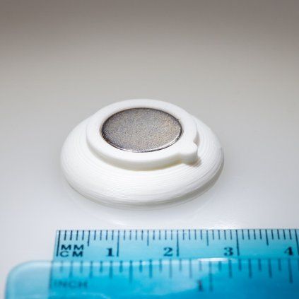 Starker Neodym-Magnet im Kunststoffgehäuse mit MAGSY-Aufdruck