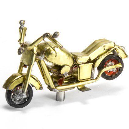 Goldfarbener dekorativer MadagasCAR-Kühlschrankmagnet in Motorradform