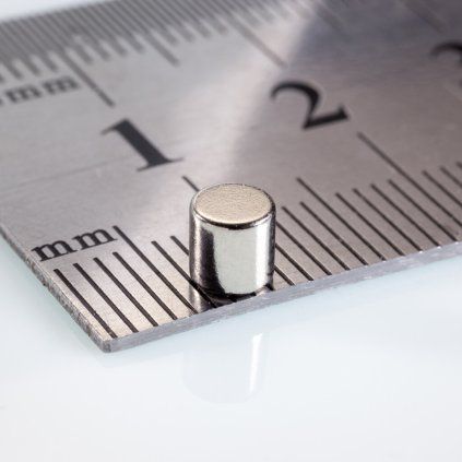 Temperaturbeständiger Neodym-Zylindermagnet mit 4 mm Durchmesser und 4 mm Höhe