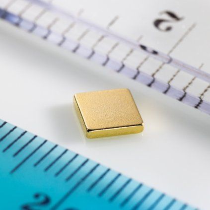 Vergoldeter Neodym-Quadermagnet mit den Abmessungen 5 × 5 × 1 mm