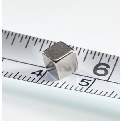 Vernickelter Neodym-Magnetwürfel mit den Abmessungen 5 × 5 × 5 mm